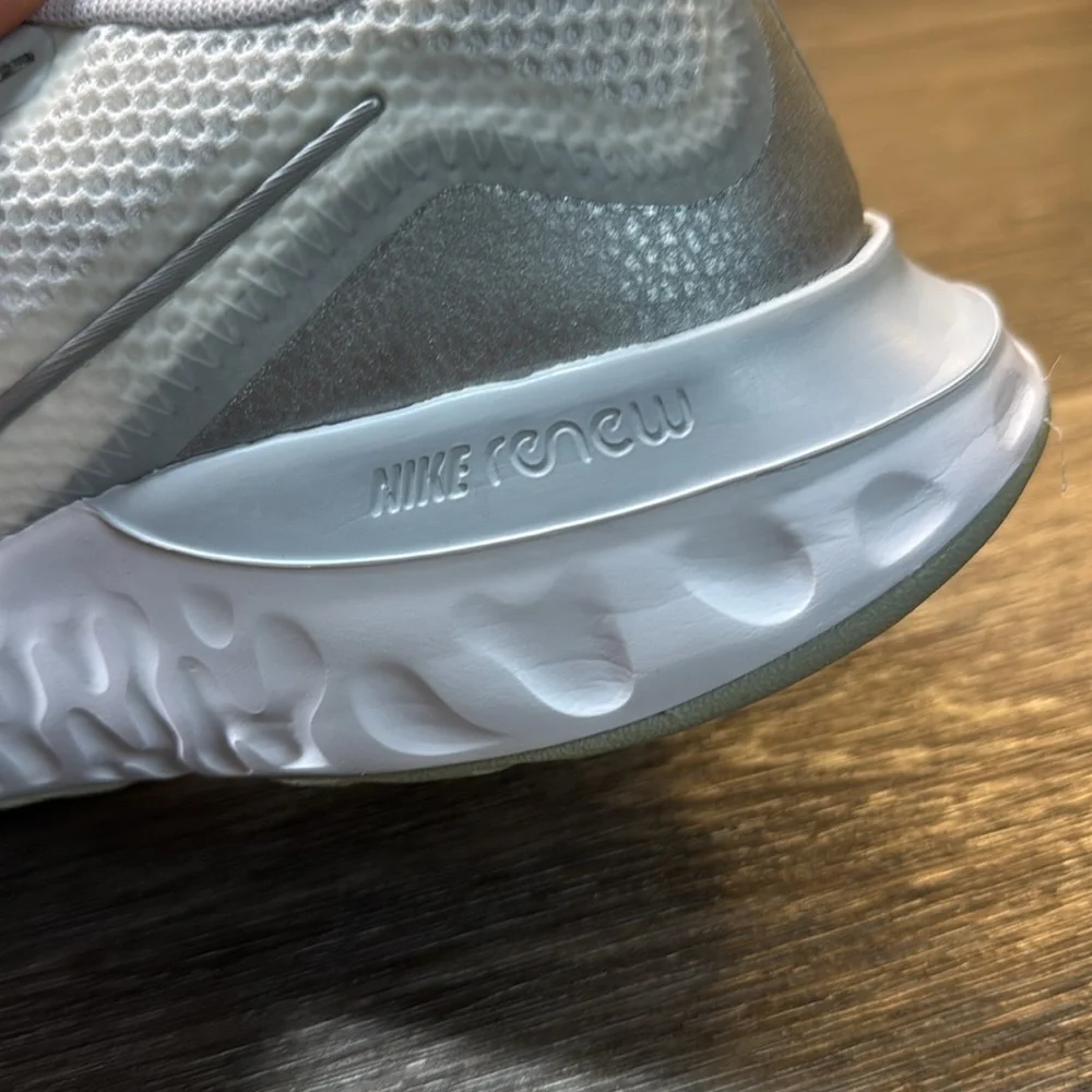 Nike renew Athletic Shoes woman’s 8 (b199)